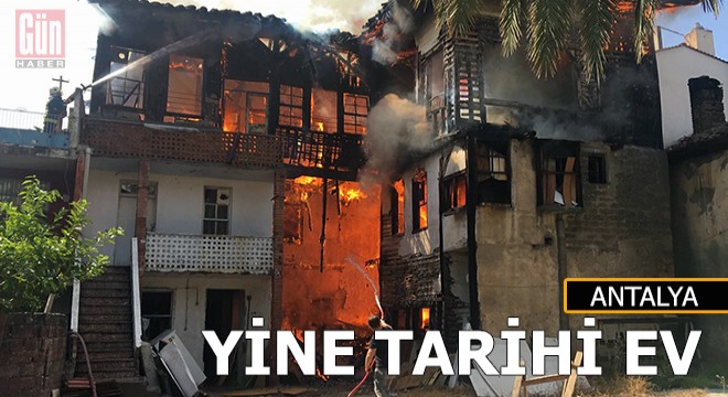 Kaleiçi'nde 3 katlı tarihi ahşap bina yandı