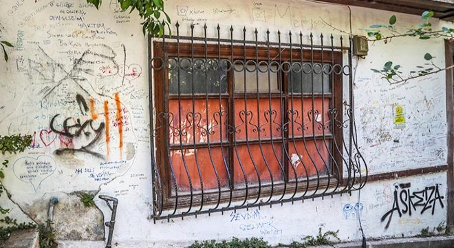 Kaleiçi'nin yazı tahtasına dönen duvarları temizlendi