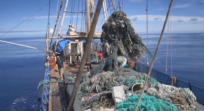 Kaliforniya ve Hawaii açıklarında 103 ton plastik toplandı