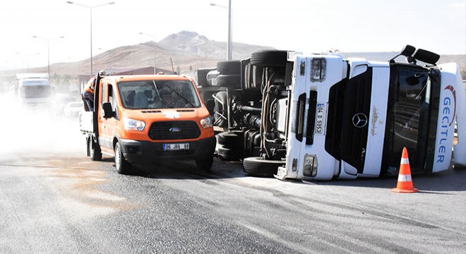 Kalorifer kazanı yüklü TIR devrildi; sürücü yaralı