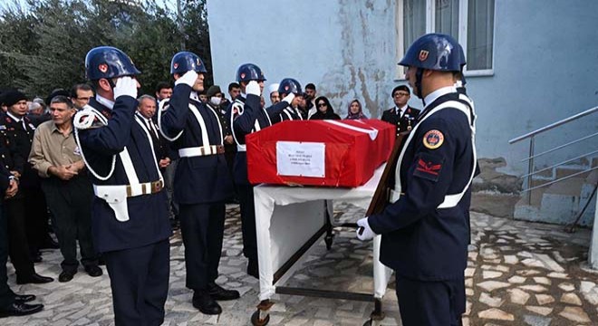 Kalp krizinden ölen Astsubay, toprağa verildi