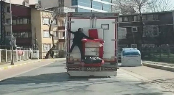 Kamyon arkasında tehlikeli yolculuk