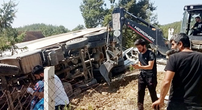 Kamyon, cenaze namazı kılanların arasına daldı