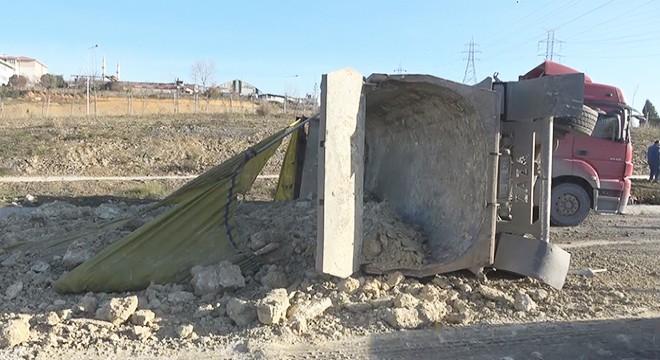 Kamyon devrildi, hafriyat yola saçıldı