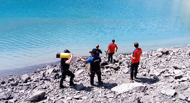 Kamyon gölete düştü, kayıp sürücü aranıyor
