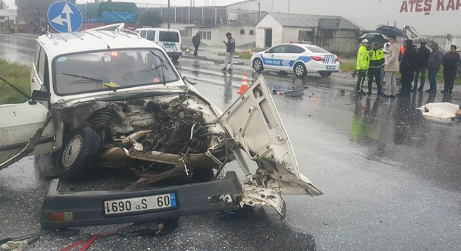 Kamyon ile çarpışan otomobilin sürücüsü öldü