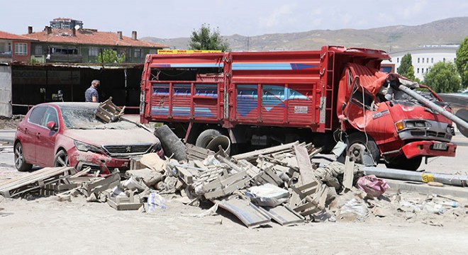 Kamyon, kırmızıda bekleyen araçlara çarptı: 1 ölü, 3 yaralı