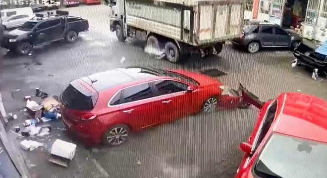 Kamyon lastiği patladı; 3 iş yeri ve otomobil hasar gördü