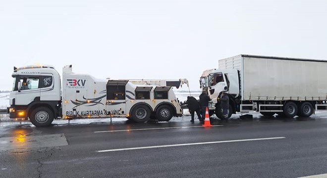 Kamyon, önündeki kamyona çarptı: 1 ölü