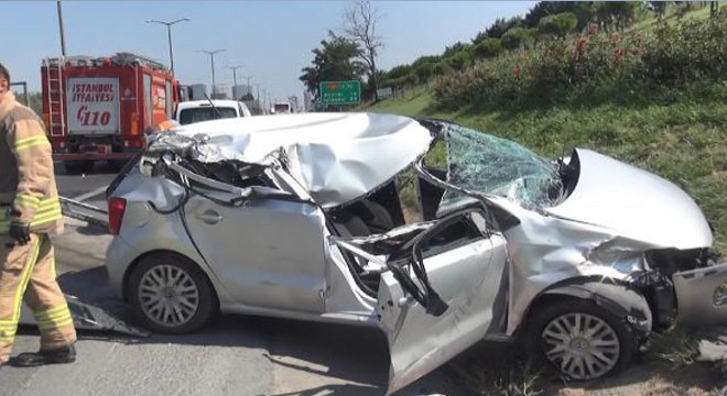 Kamyon ve otobüse çarpan otomobilin sürücüsü ağır yaralandı