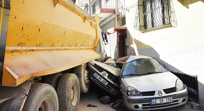 Kamyon yokuşta kaydı; çarptığı 9 araç hasar gördü