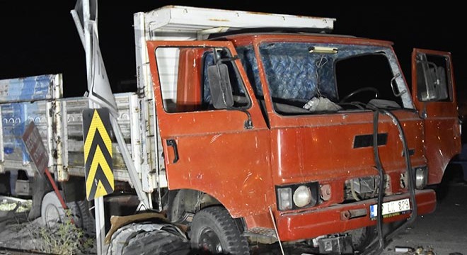 Kamyon, yolcu indiren kamyonete çarptı: 2 ölü, 7 yaralı