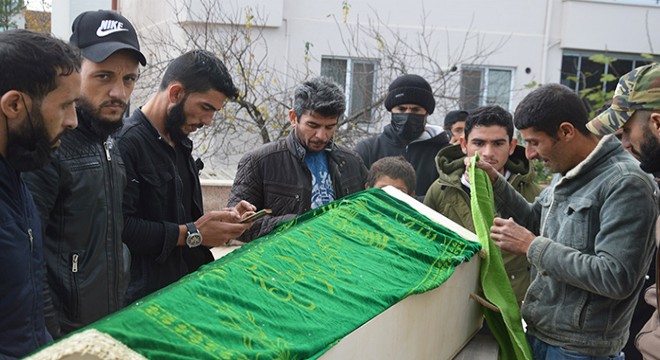 Kamyon altında kalan kardeşinin tabutu başında ağladı