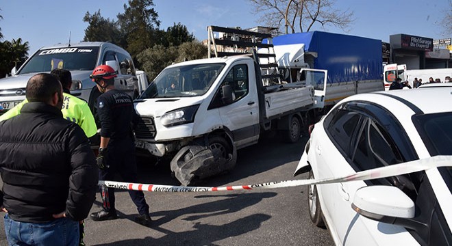 Kamyon, kırmızı ışıkta bekleyen kamyonete çarptı: 3 yaralı