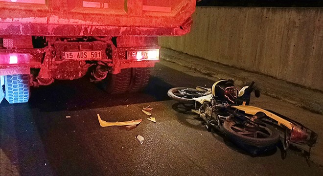 Kamyona çarpan motosiklet sürücüsü yaralandı