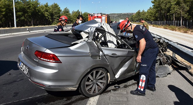 Kamyona çarpan otomobil hurdaya döndü