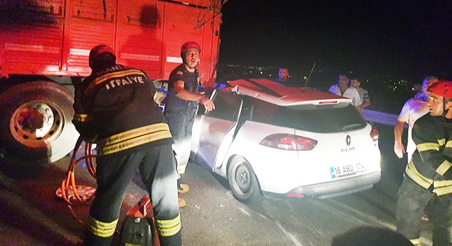 Kamyona çarpan otomobildeki baba öldü, 2 çocuğu ve eşi yaralandı