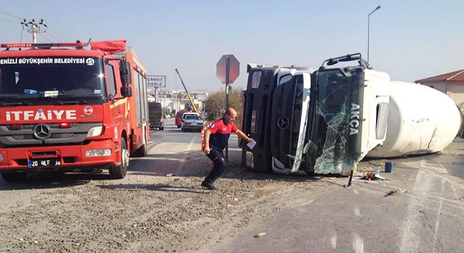 Kamyona çarpan beton mikseri devrildi: 1 yaralı