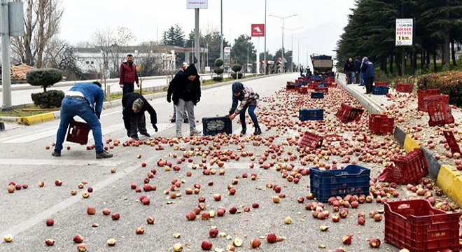 Kamyondaki elma kasaları yola saçıldı
