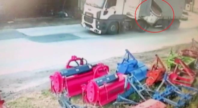 Kamyondan düşen rulo saca çarpmaktan son anda kurtuldu