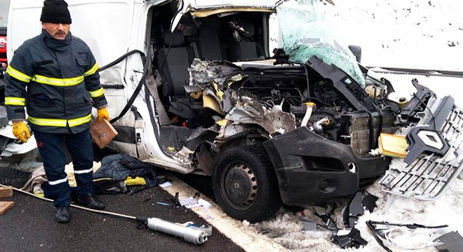 Kamyonet TIR'a çarptı: 1 ölü, 1 yaralı