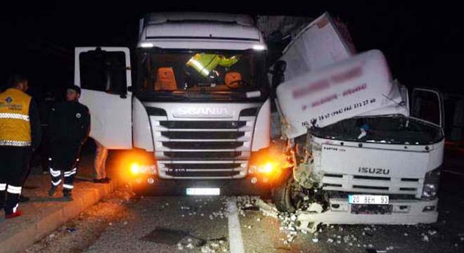 Kamyonet TIR'a çarptı: 1 ölü, 1 yaralı