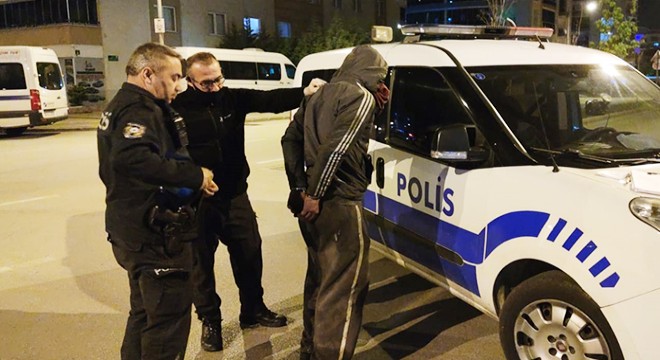 Kamyonet çalan hırsızlar polisten 20 dakika kaçabildi