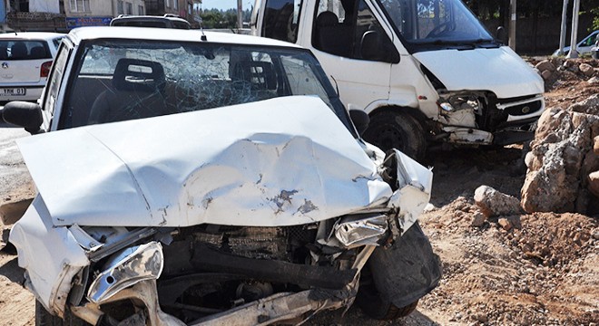Kamyonet ile çarpışan otomobildeki 4 kişi yaralandı