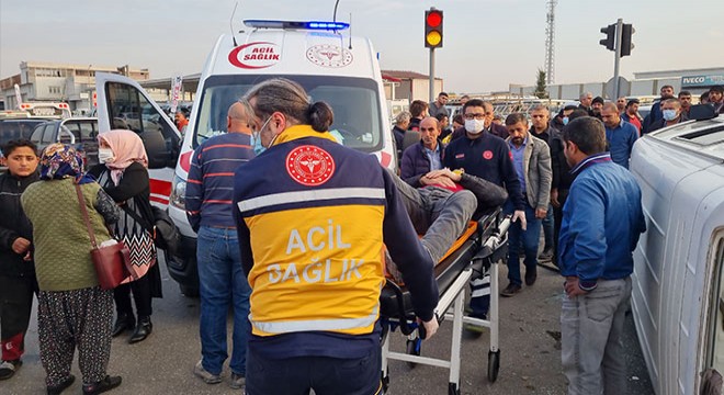 Kamyonet ile minibüs çarpıştı: 10 yaralı