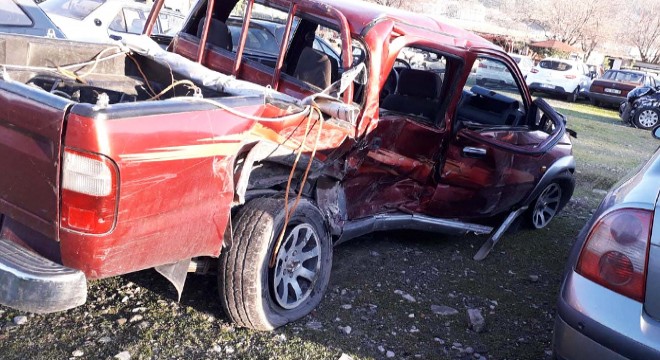 Kamyonet karşı şeride geçti: 1 ölü, 2 yaralı