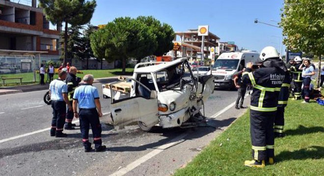 Kamyonet, kırmızı ışıkta duran araçlara çarptı: 4 yaralı