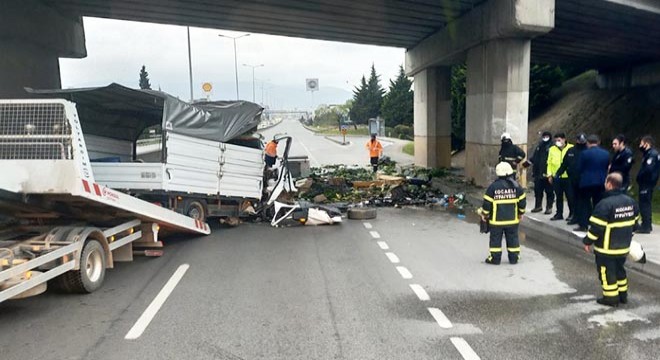 Kamyonet, köprülü kavşağın ayağına çarptı: 2 ölü, 1 yaralı