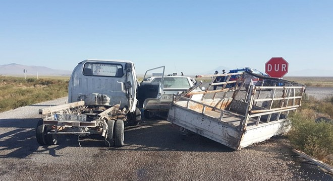 Kamyonet, otomobille çarpıştı: 4 yaralı