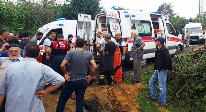 Kamyonet şarampole yuvarlandı: 1 ölü, 14 yaralı