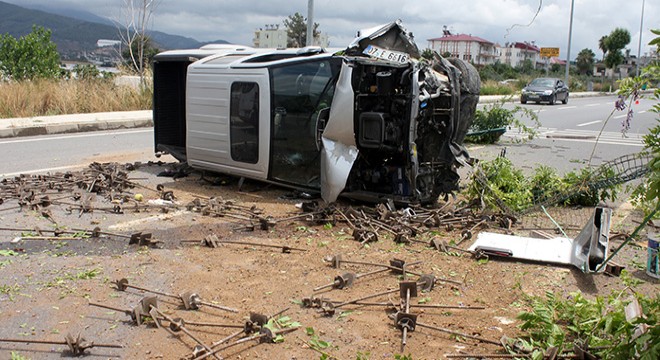 Kamyonet takla attı: 4 yaralı