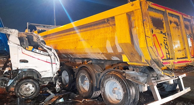 Kamyonet, taksiyi altına aldı: 3 yaralı