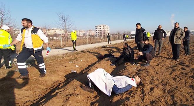 Kamyonet tarlaya devrildi: 8 yaralı