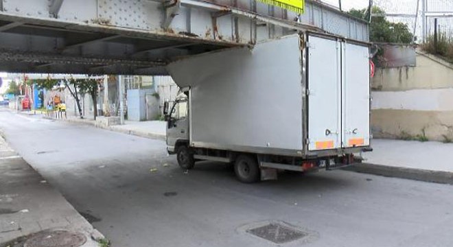 Kamyonet üst geçide sıkıştı