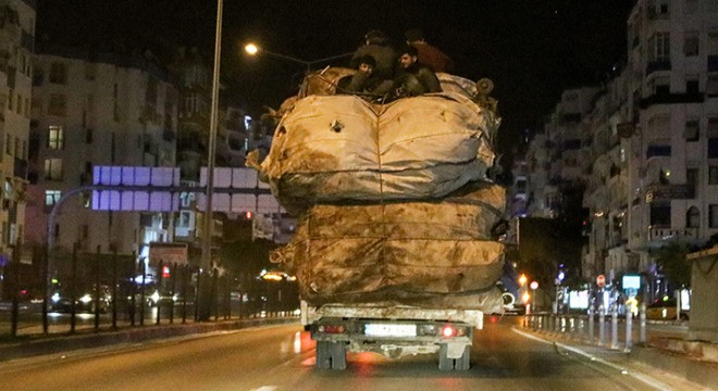 Kamyonet üzerinde tehlikeli yolculuk