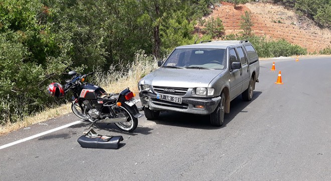 Kamyonet ve motosiklet çarpıştı: 1 yaralı