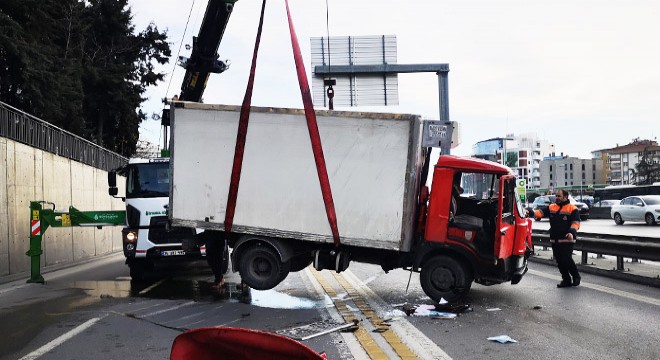 Kamyonet devrildi; trafik yoğunluğu oluştu