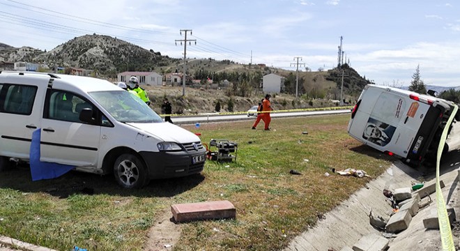 Kamyonet ile çarpışan hafif ticari araçtaki çift öldü