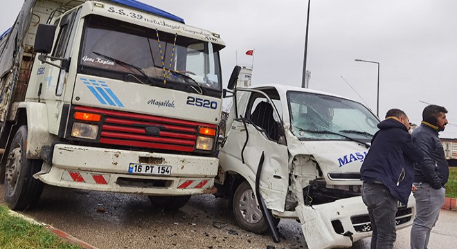 Kamyonet ile kamyon çarpıştı; 1 yaralı