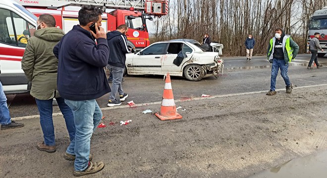 Kamyonet ile otomobil çarpıştı: 3 yaralı