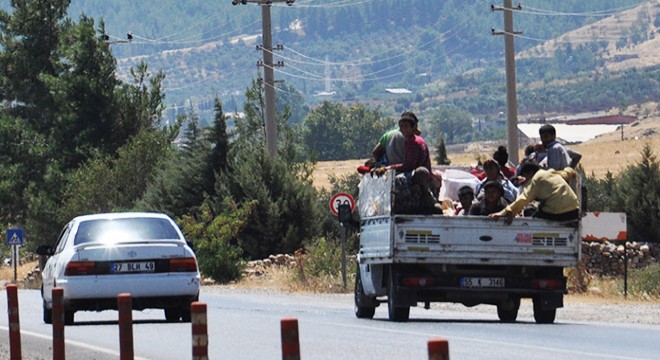 Kamyonet kasasında tehlikeli yolculuk