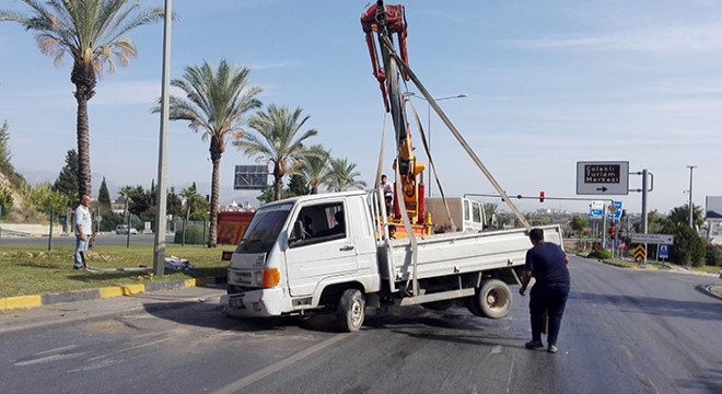 Kamyonet refüjdeki EDS direğine çarptı