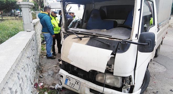 Kamyonet, yol kenarında yürüyen çifte çarptı: 1 ölü, 1 yaralı