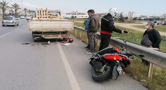 Kamyonete arkadan çarpan motosikletin sürücüsü öldü