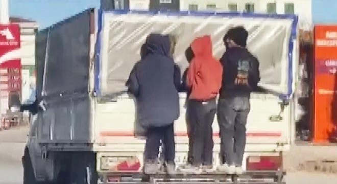 Kamyonetin arkasına asılan çocukların tehlikeli yolcuğu