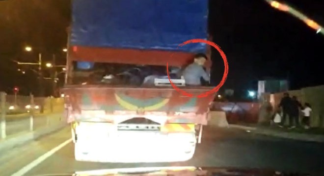 Kamyonetin kasa kapağındaki çocuğun tehlikeli yolculuğu